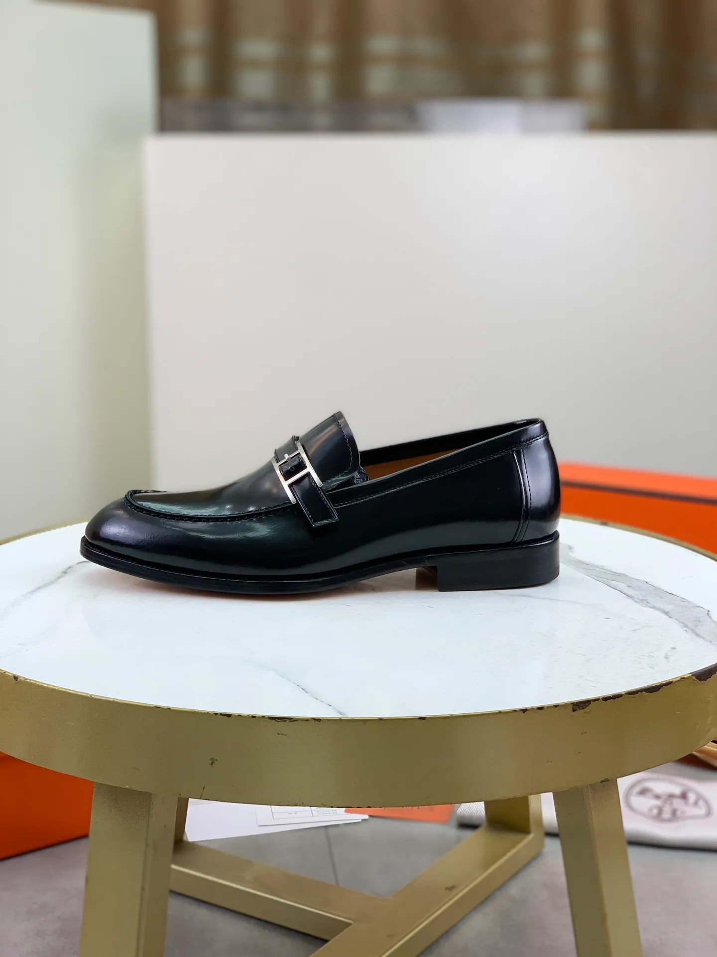 Factory price P980 💰💎💎💎 Original genuine leather outsole Brand: Hermès Grade: Same as the official website Original quality materials: Original soft calfskin Water-dyed cowhide lining Original Italian genuine leather outsole Style categories: Men's fashion Formal casual leather shoes Slip-on men's shoes series Young fashion European and American trends British style Code number: 39-45 (38.46 can be customized)